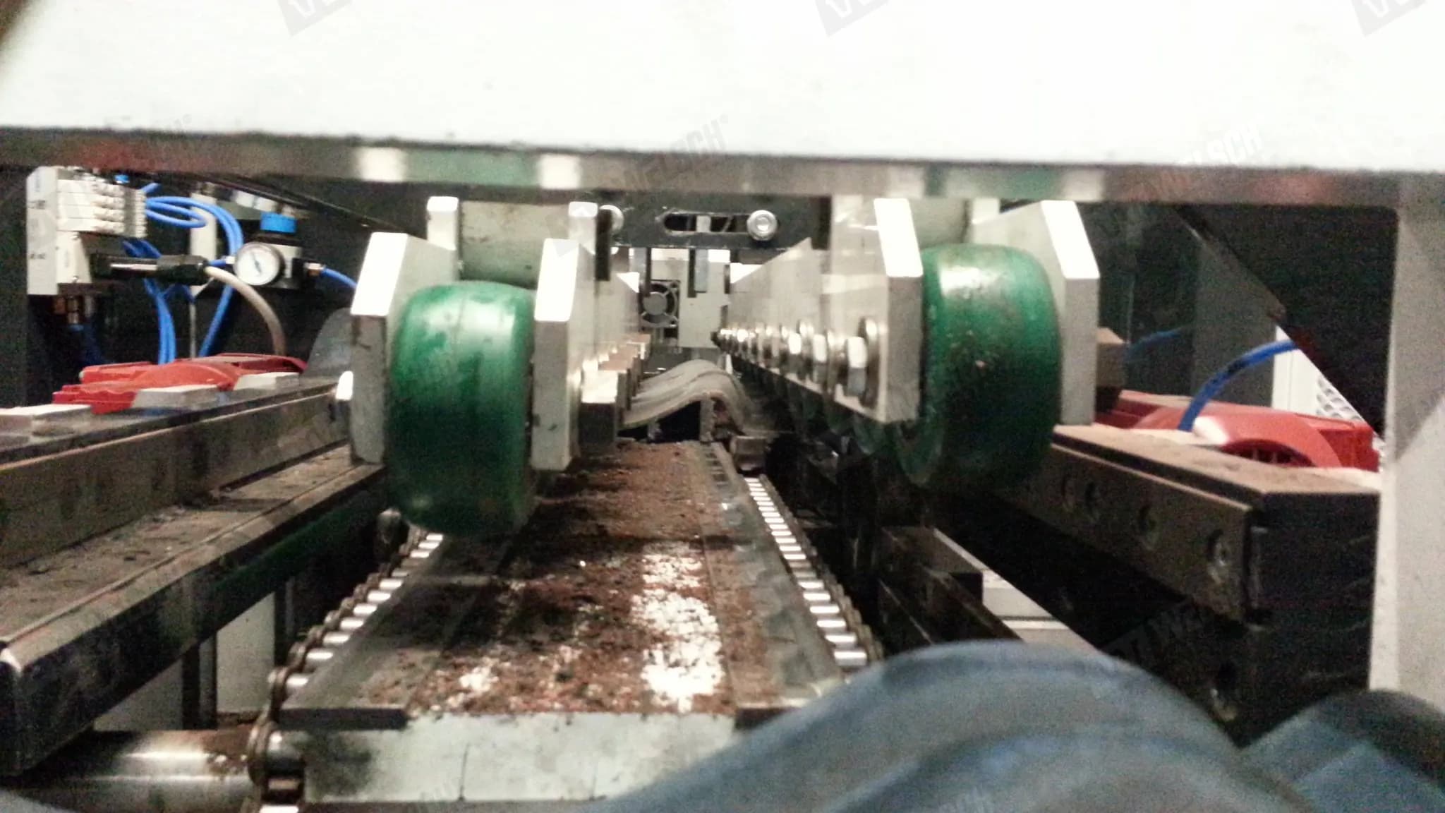 Pallet Edge Cleaner - Thumbnail 2